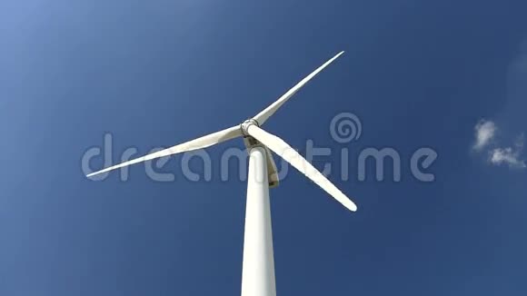 具有蓝天背景的美丽风力涡轮机发电视频的预览图