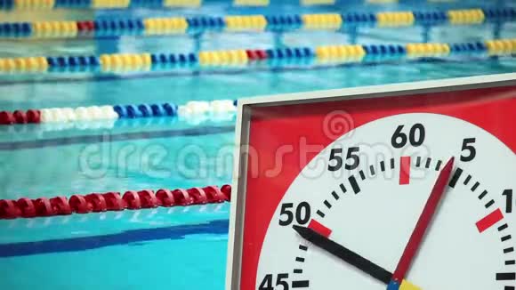游泳池里的运动秒表视频的预览图