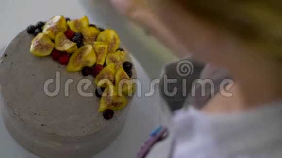 用水果和浆果装饰饼干蛋糕视频的预览图