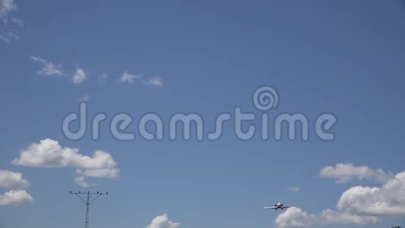 飞机降落在机场跑道上飞机视频的预览图