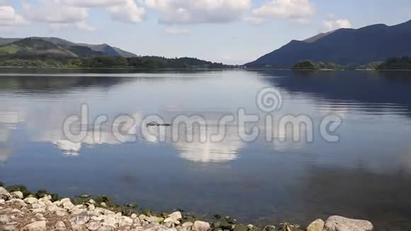 德温特水湖区英国凯斯威克南部蓝天美丽平静阳光明媚的夏日PAN视频的预览图