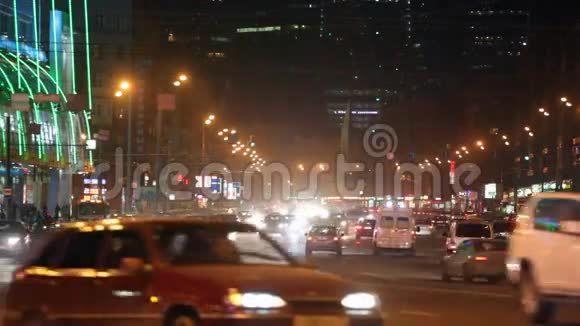 城市在夜间背景与汽车视频的预览图