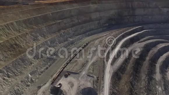 有矿物开采的巨型采石场视频的预览图
