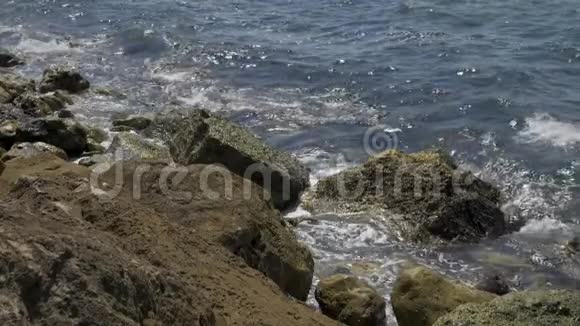 海浪冲击着岩石海岸视频的预览图