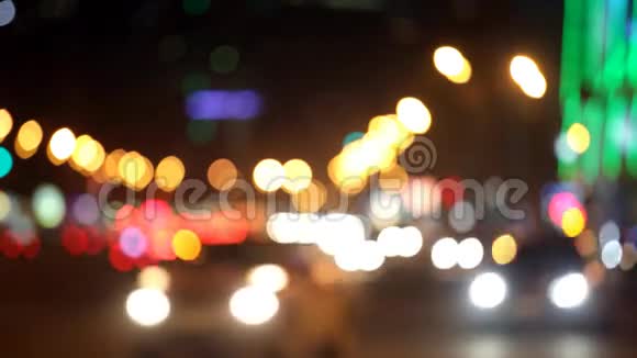 城市在夜间背景与汽车视频的预览图