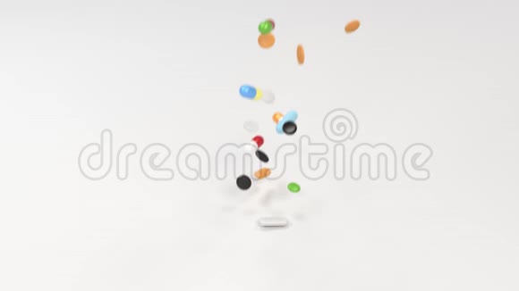 一堆五颜六色的药丸落在桌子上视频的预览图