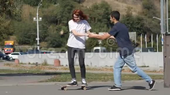 他教女孩如何在公园里玩滑板视频的预览图