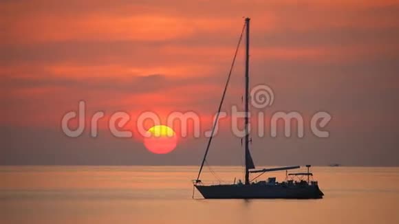 在美丽的日落背景上的游艇视频的预览图