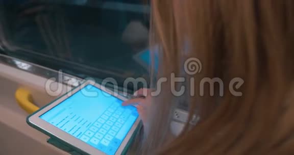 妇女与数字平板电脑工作视频的预览图