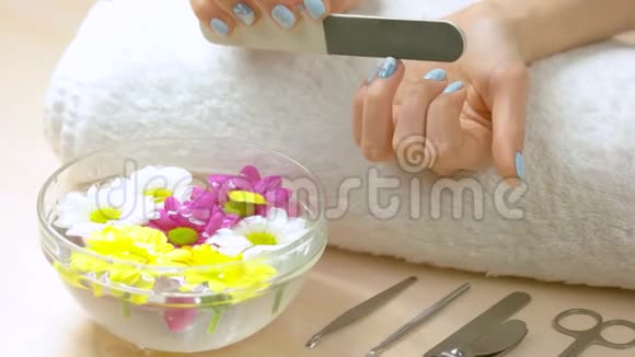 女人在水疗沙龙里做指甲视频的预览图