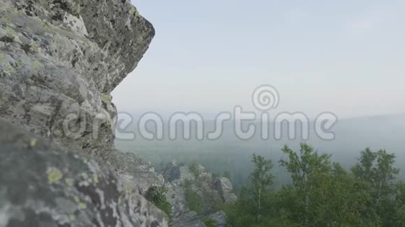 室外自然景观视角夏季期间大量岩石和山谷景观从岩石上看视频的预览图