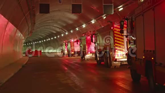 消防车进入有红灯的大型隧道进行救援视频的预览图