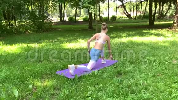 健身妇女在草坪上做运动视频的预览图