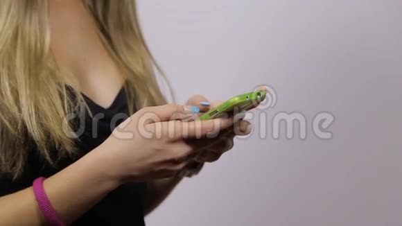 年轻女子在智能手机上打字视频的预览图