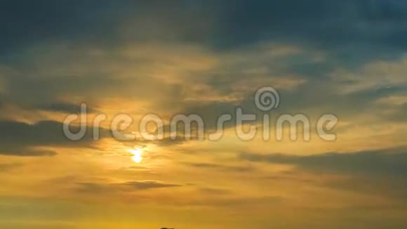 西长岛背景下海上日落的时间流逝视频的预览图