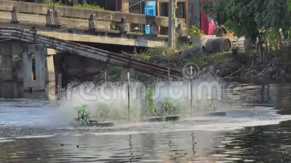 在运河上的黑色水中的桨轮曝气器视频的预览图