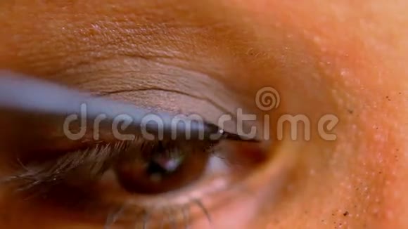 女性棕色眼睛做化妆视频的预览图