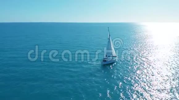 空中观景游艇在公海上航行帆船上面的游艇在刮风的日子打游艇视频的预览图