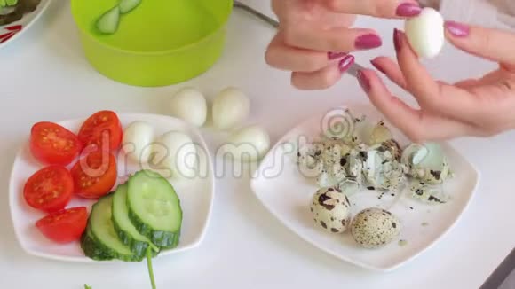 鹌鹑鸡蛋和西红柿的结巴串在木串上形状像蘑菇视频的预览图