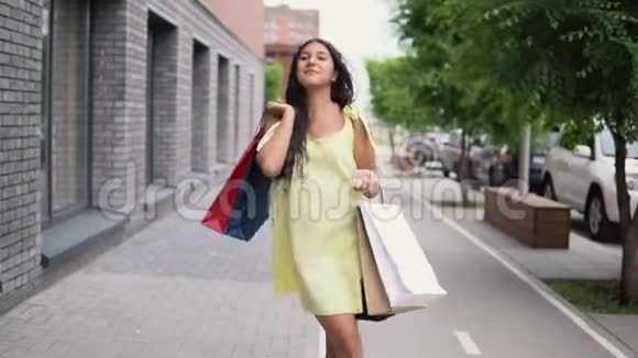年轻女孩穿着长裙购物后心情很好视频的预览图