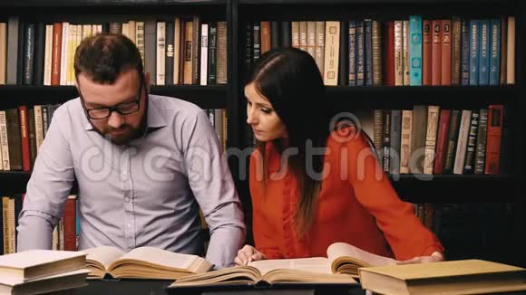 一男一女在图书馆看书准备考试视频的预览图
