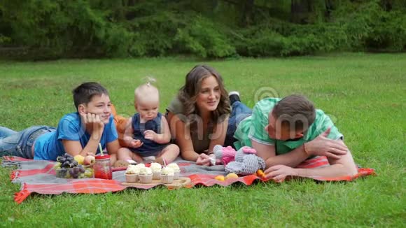 有野餐户外活动的快乐家庭视频的预览图