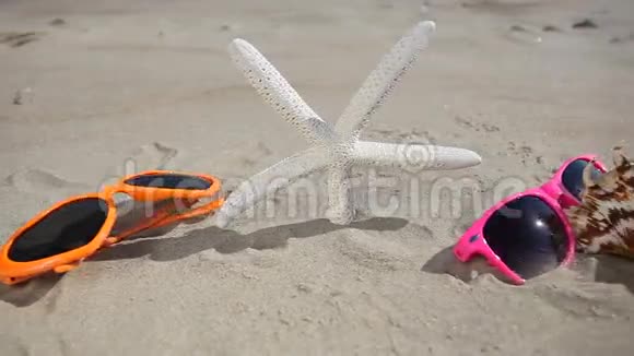 太阳镜拖鞋贝壳和海星视频的预览图