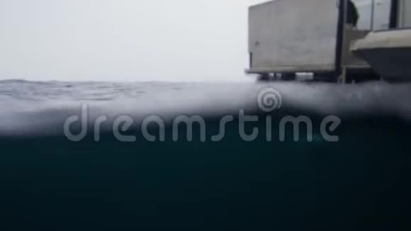 从船尾射出的海洋视频的预览图