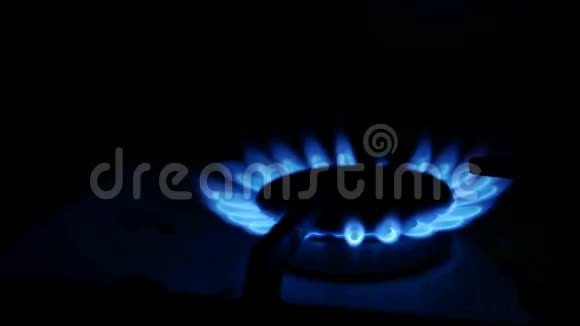 家用煤气电视炉点燃蓝色煤气视频的预览图