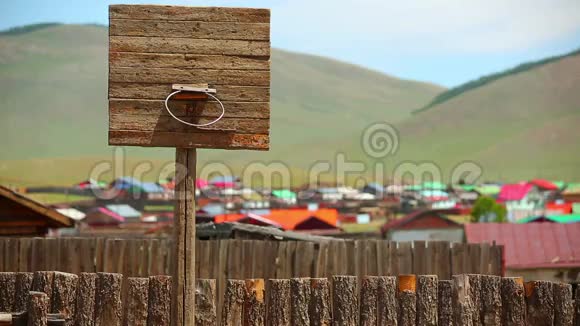 蒙古包旁边的篮球场地视频的预览图
