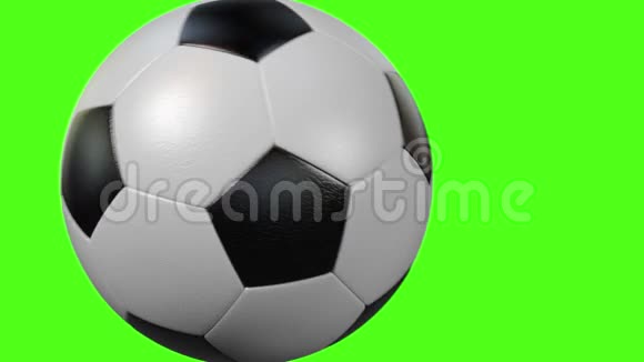 足球在绿色背景和循环旋转上的过渡视频的预览图