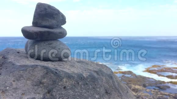 大西洋附近岩石上的禅石视频的预览图