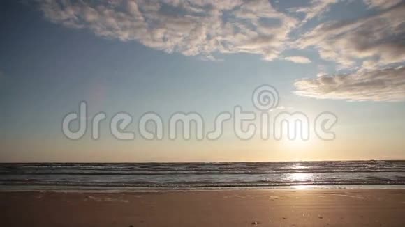 沙滩上美丽的彩霞落日视频的预览图