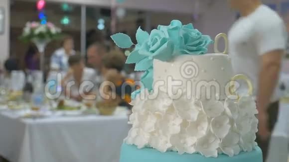 漂亮的婚礼视频蛋糕是餐厅视频的预览图