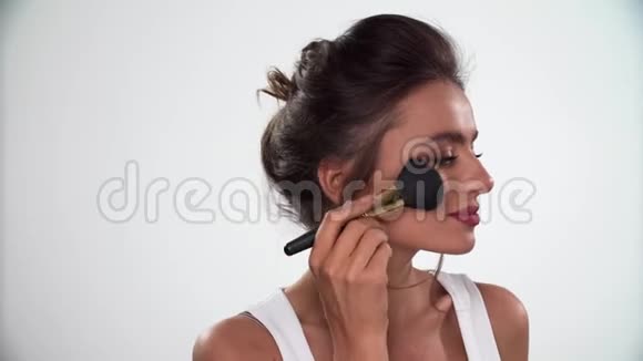 美容脸妆女人用刷子涂在皮肤上视频的预览图