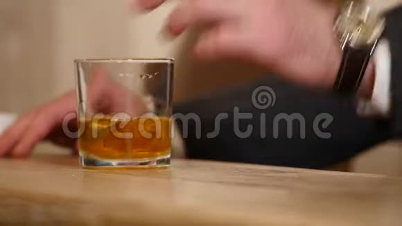 英俊的年轻人在酒吧里喝酒生活方式概念视频的预览图