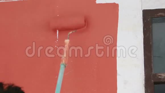 滚筒在墙上涂上红色视频的预览图