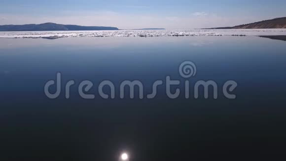 冰冻河流上的水和冰视频的预览图