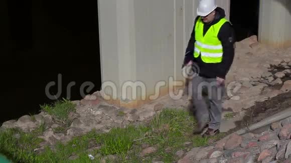 工程师检查桥梁施工附近的文件视频的预览图