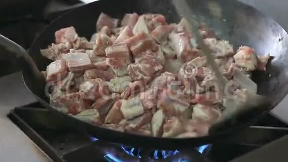 厨师用平底锅煎排骨视频的预览图