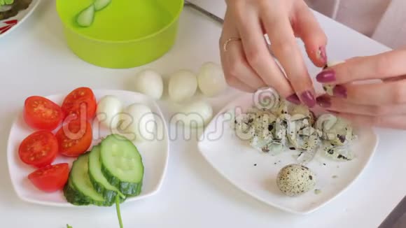 鹌鹑鸡蛋和西红柿的结巴串在木串上形状像蘑菇视频的预览图