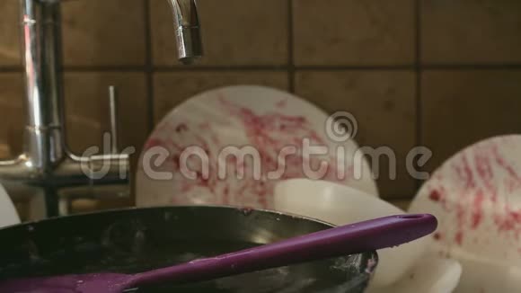 厨房水槽里的脏菜视频的预览图