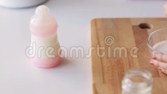 准备婴儿或婴儿配方奶粉的妇女视频的预览图