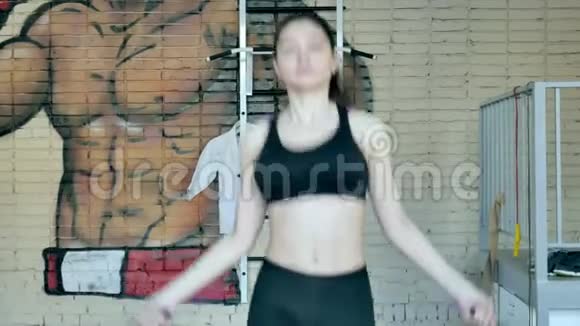 女子训练在健身房用绳子工作外面有健康的身体健身跆拳道系列视频的预览图