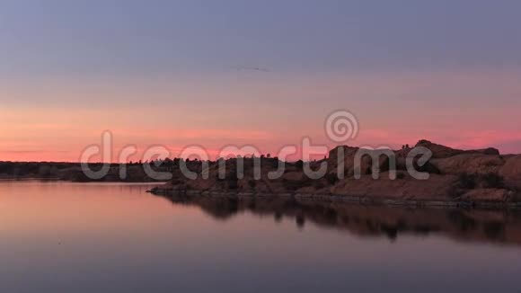 日落时的柳树湖视频的预览图