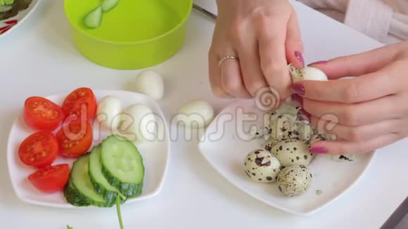 鹌鹑鸡蛋和西红柿的结巴串在木串上形状像蘑菇视频的预览图