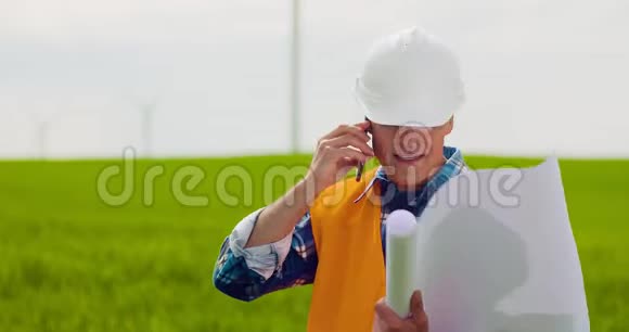 工程师在农场散步时讲手机视频的预览图