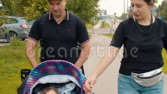 爸爸妈妈和小女儿一起散步视频的预览图