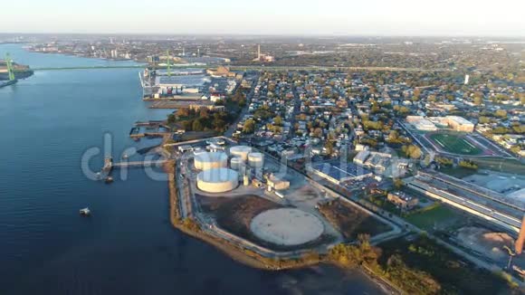 炼油厂的空中景观视频的预览图