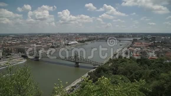 从山景到城市桥路全景视频的预览图